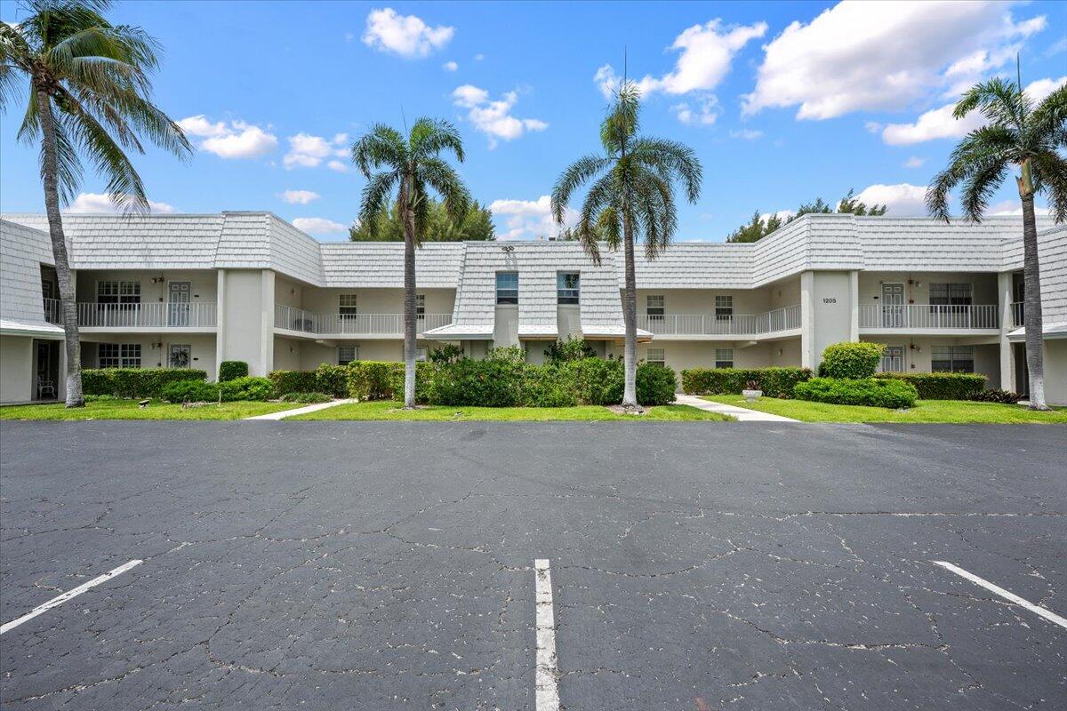 1205 Sandy Lane, Unit 145 Singer Island, FL 33404 - Photo 3 of 30 01-LUX_8241
