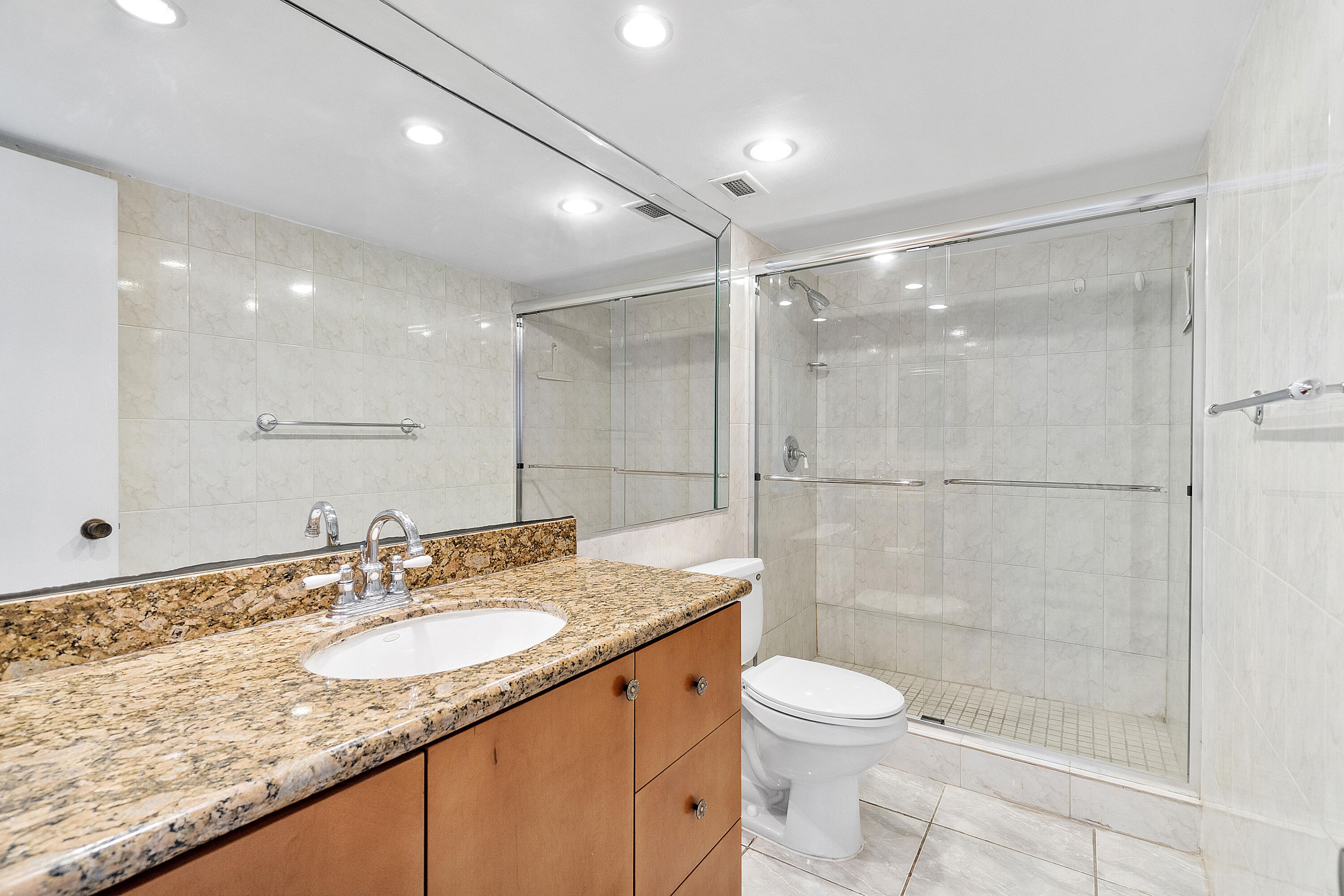 2851 South Ocean Boulevard, Unit 4B Boca Raton, FL 33432 - Photo 13 of 30 Guest Bath