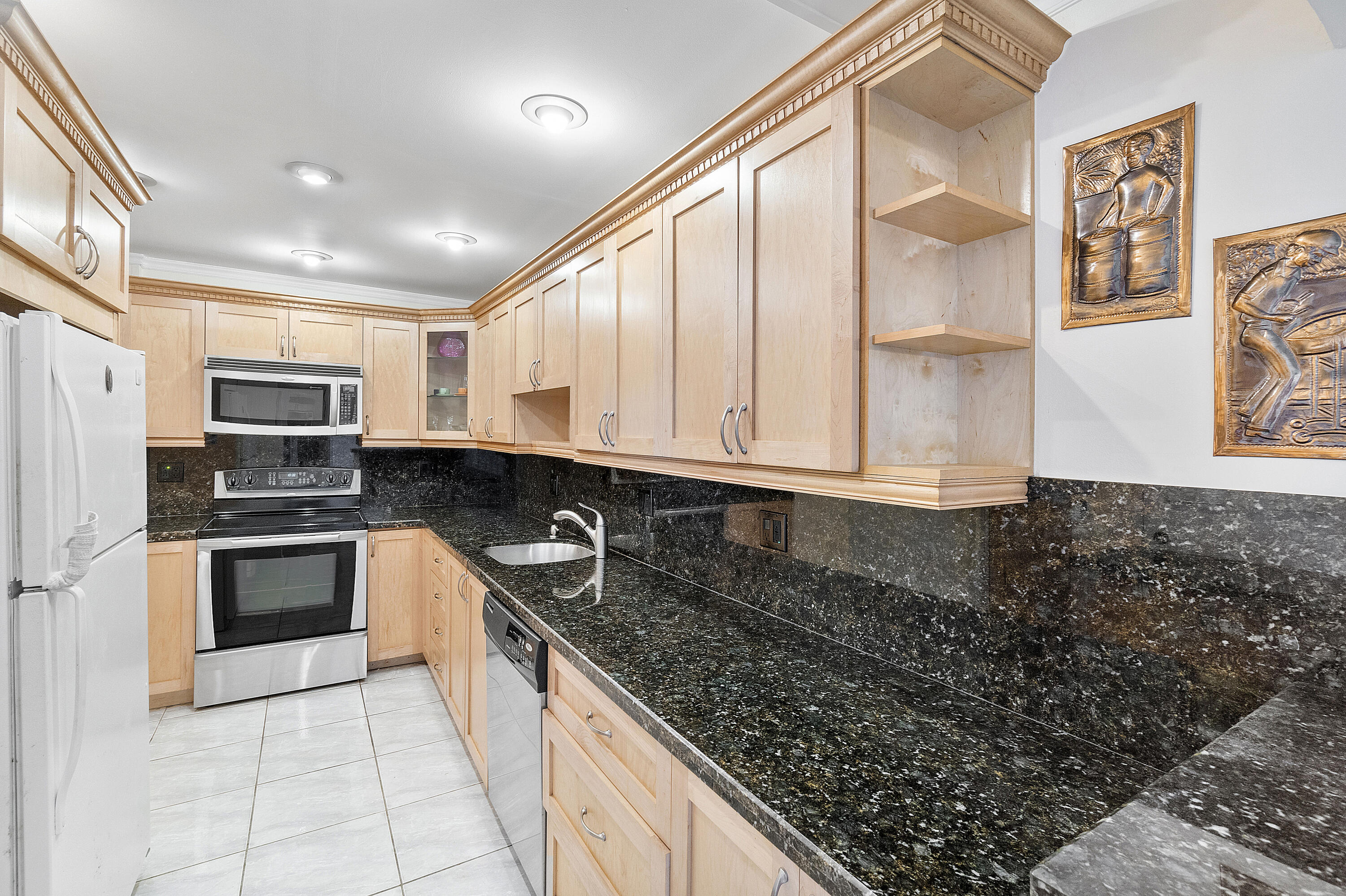 2851 South Ocean Boulevard, Unit 4B Boca Raton, FL 33432 - Photo 4 of 30 Kitchen