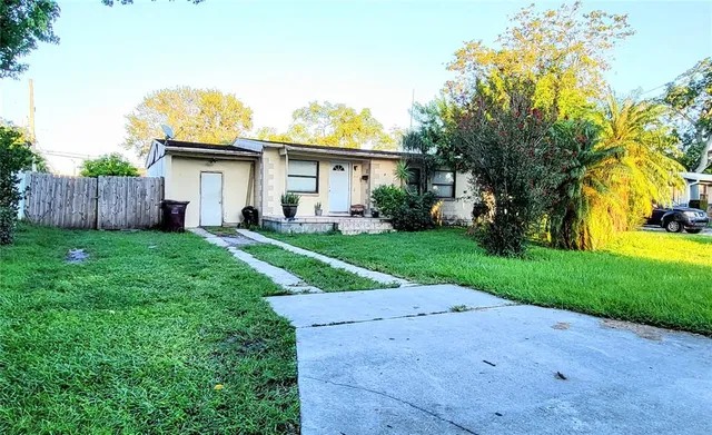 a view of a house with a yard