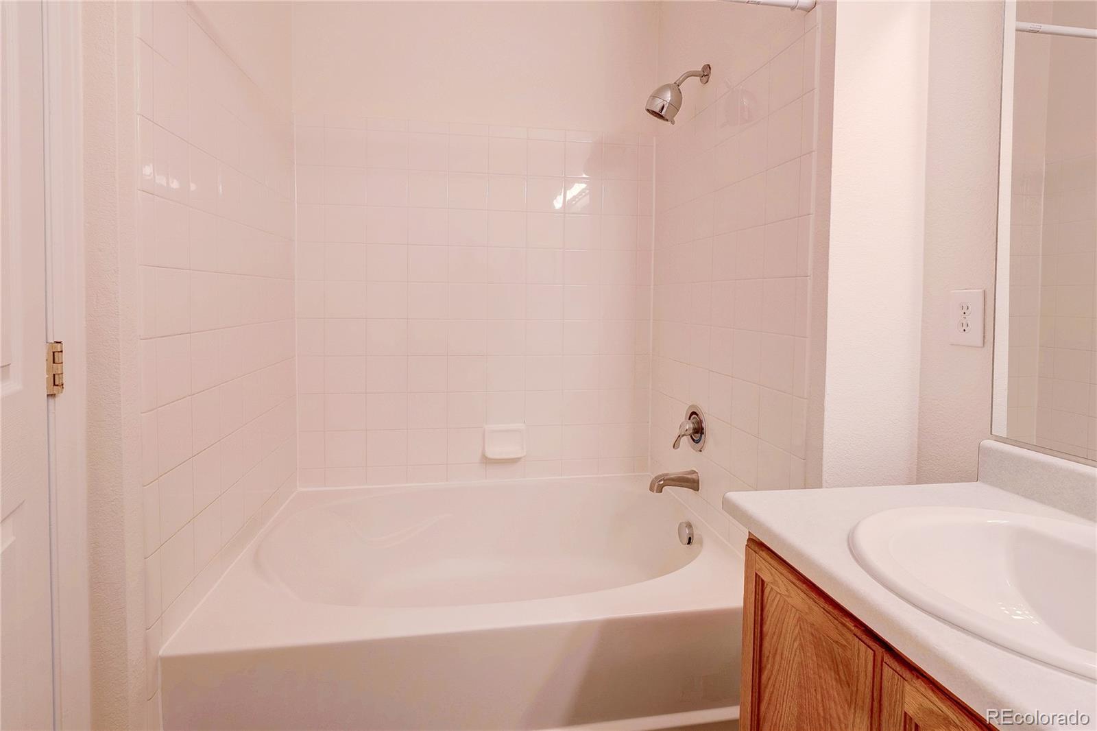 5756 North Genoa Way, Unit 12208 Aurora, CO 80019 - Photo 29 of 33 a bathroom with a sink and a bathtub