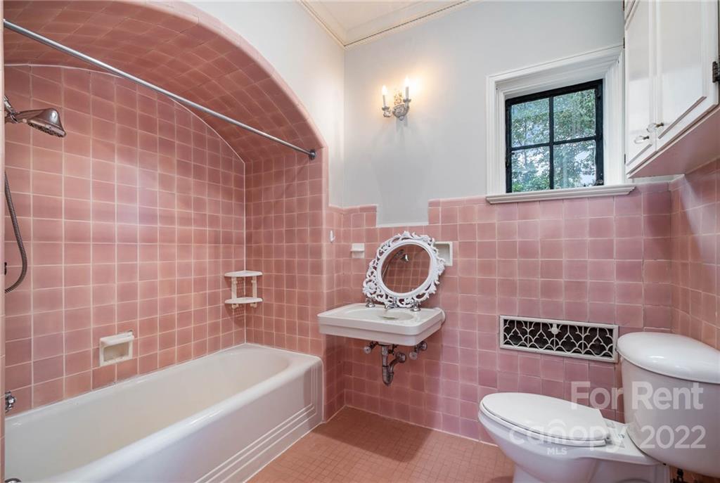 1107 Queens Road Charlotte, NC 28207 - Photo 30 of 44 a bathroom with a sink a toilet and a bathtub