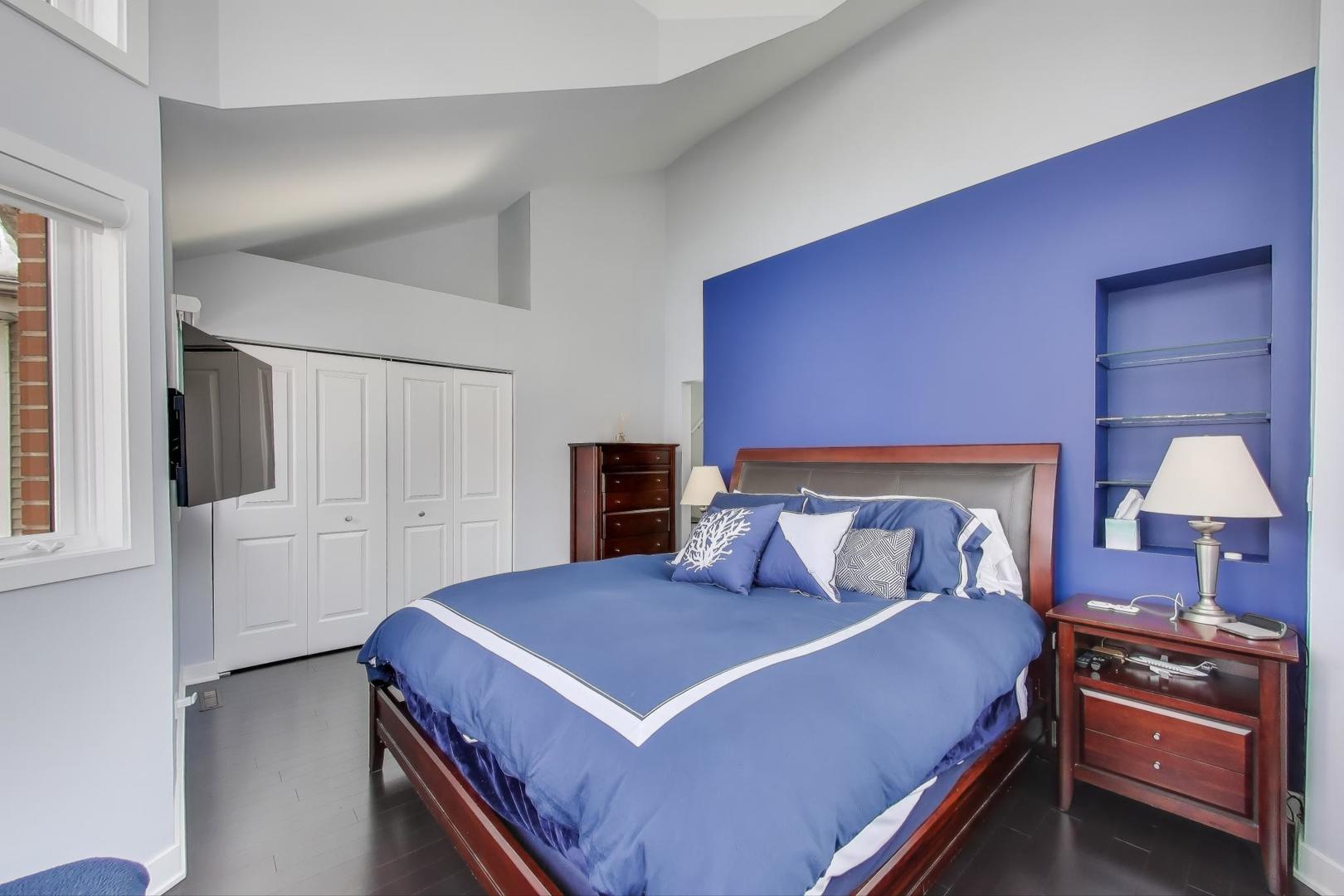 1459 West Wrightwood Avenue, Unit 1459 Chicago, IL 60614 - Photo 22 of 40 a bedroom with a bed and a lamp