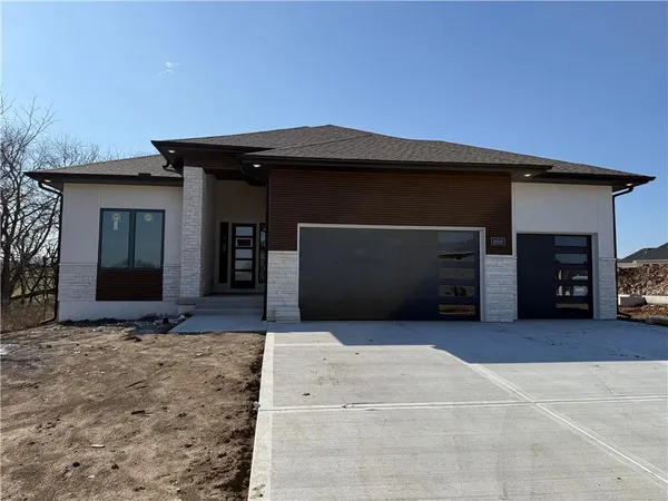 $901,862 | 18616 Ironwood Street, Overland Park, KS 66085