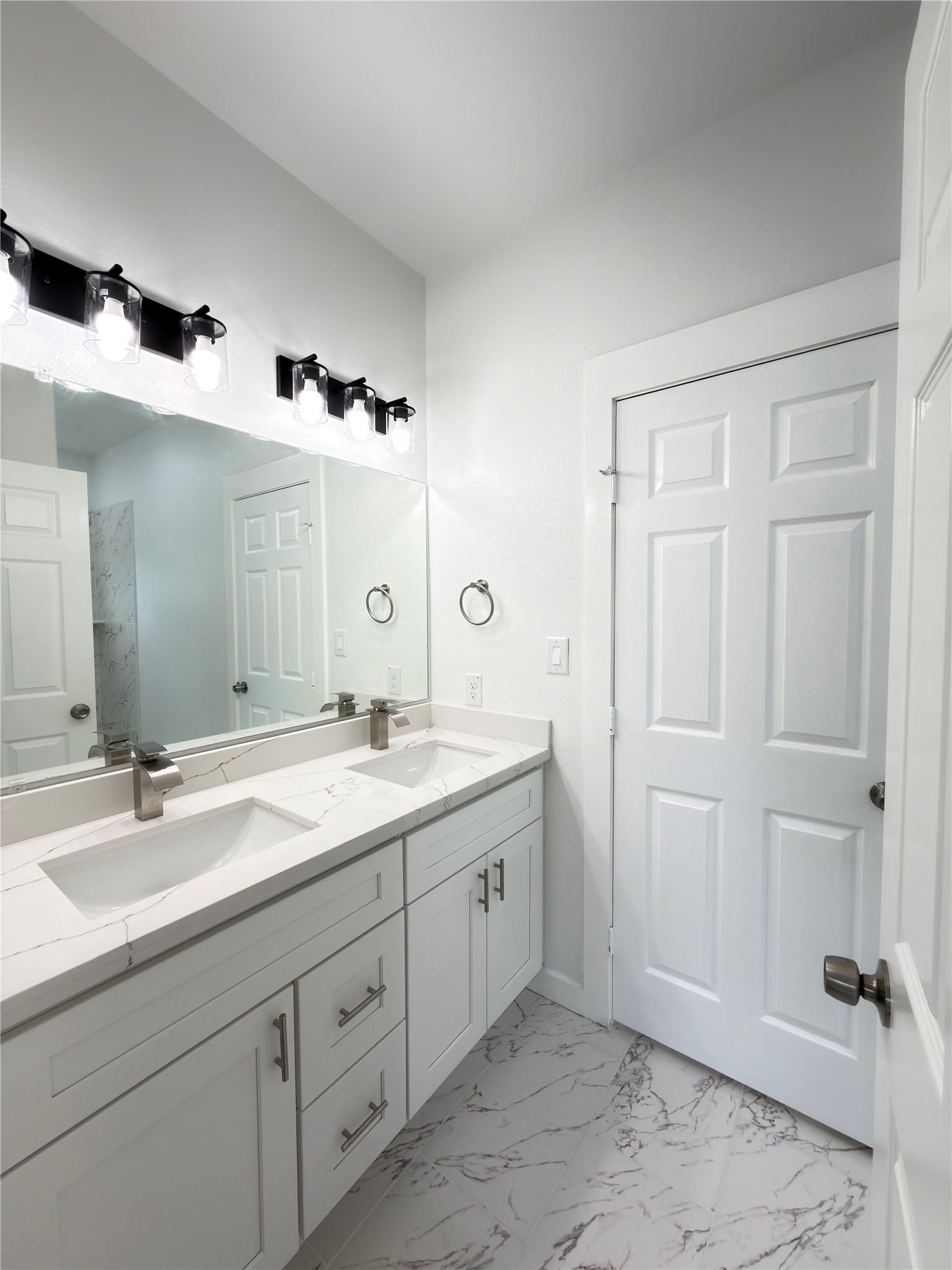 7502 Laura Koppe Road, Unit B Houston, TX 77028 - Photo 14 of 19 Upstairs secondary bathroom features a dual vanity with a separate private area for the tub/shower and toilet.
