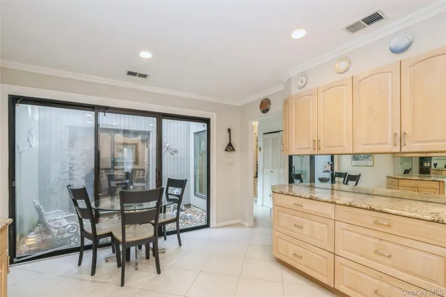 $948,000 | 33 Club House Court, Unit 33, Jericho, NY 11753