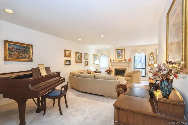 $948,000 | 33 Club House Court, Unit 33, Jericho, NY 11753