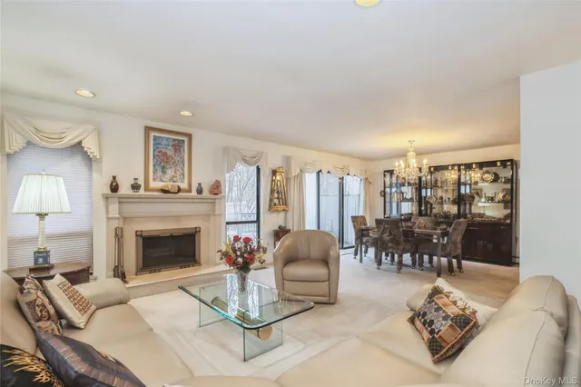 $948,000 | 33 Club House Court, Unit 33, Jericho, NY 11753