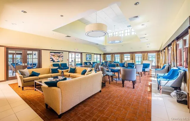 $948,000 | 33 Club House Court, Unit 33, Jericho, NY 11753