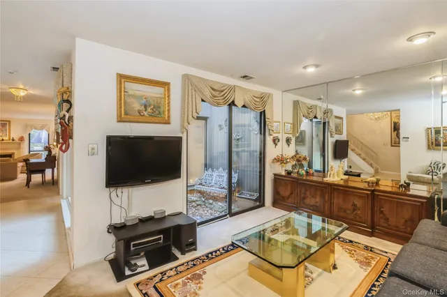 $948,000 | 33 Club House Court, Unit 33, Jericho, NY 11753