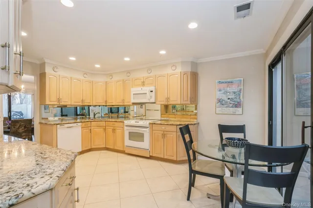 $948,000 | 33 Club House Court, Unit 33, Jericho, NY 11753