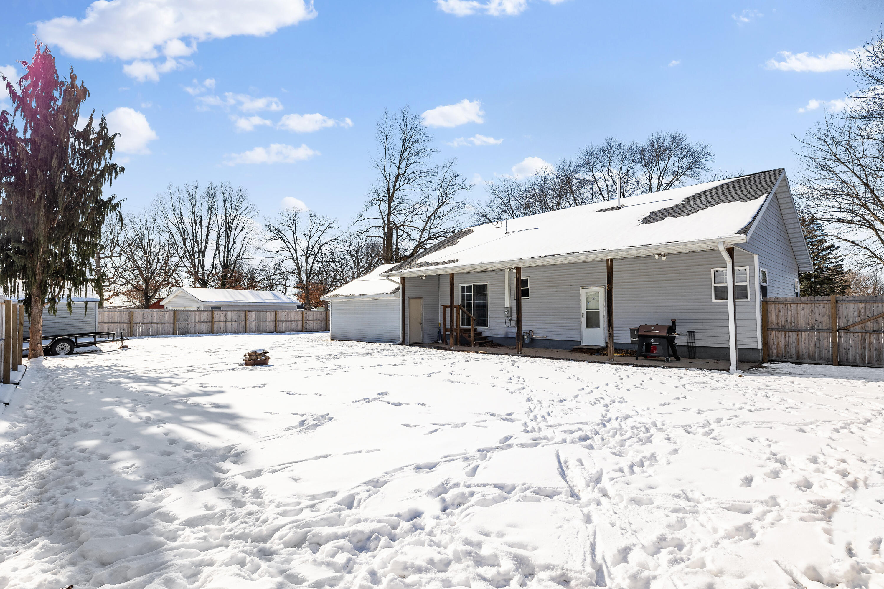 401 Larchmere Road Kingsford Heights, IN 46346 - Photo 4 of 20 3000x2000
