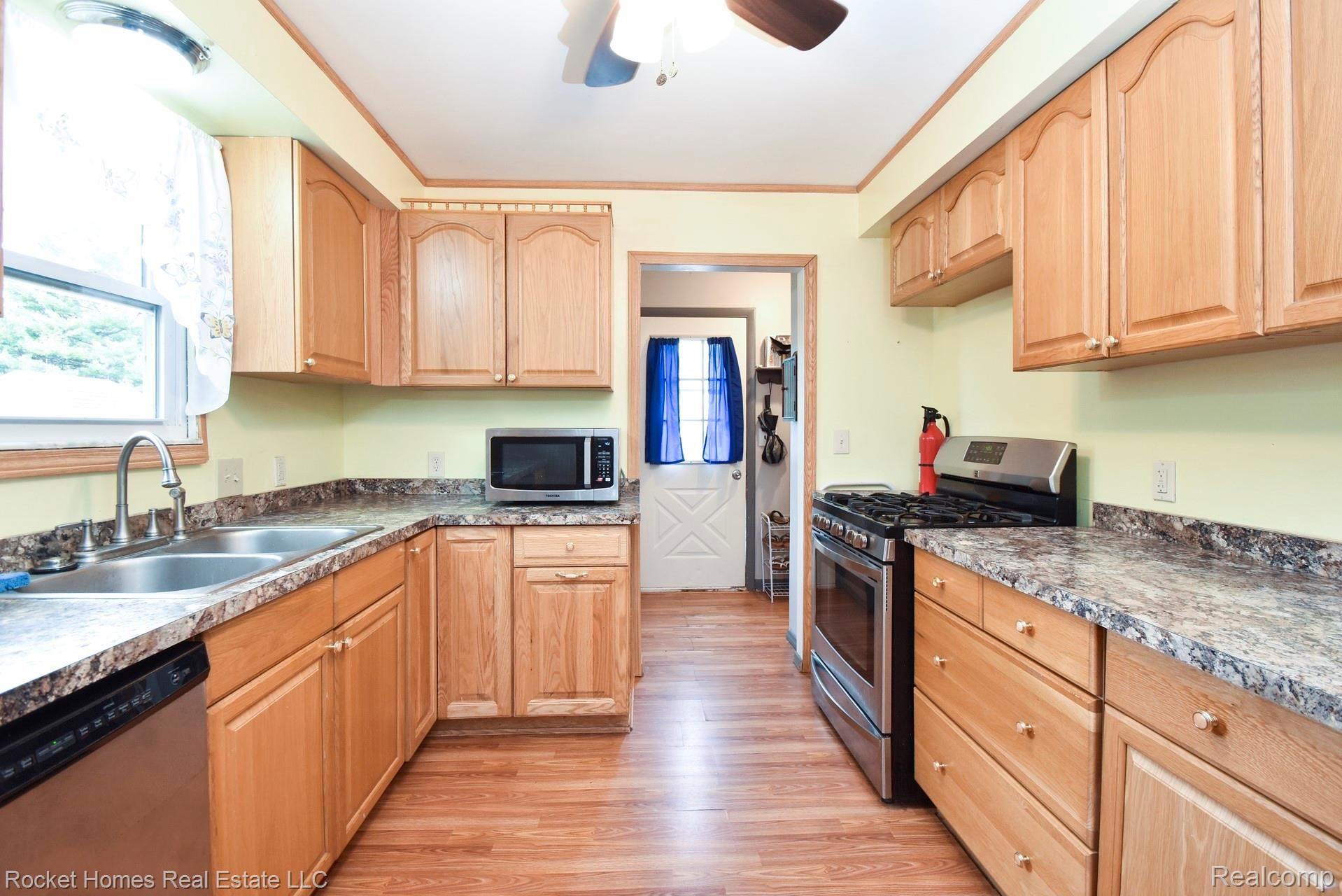 8561 Andersonville Road Clarkston, MI 48346 - Photo 11 of 34 010-photo-kitchen-8286515.jpg