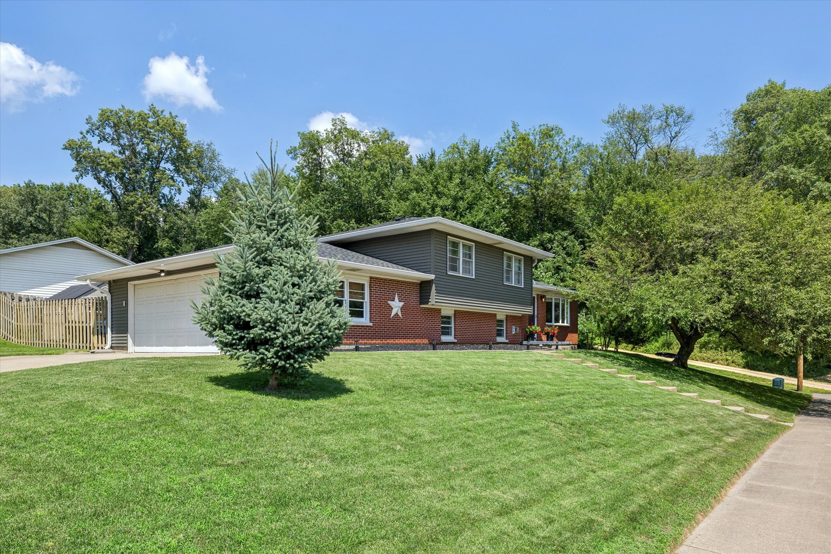 702 15th Avenue Northwest Clinton, IA 52732 - Photo 3 of 48