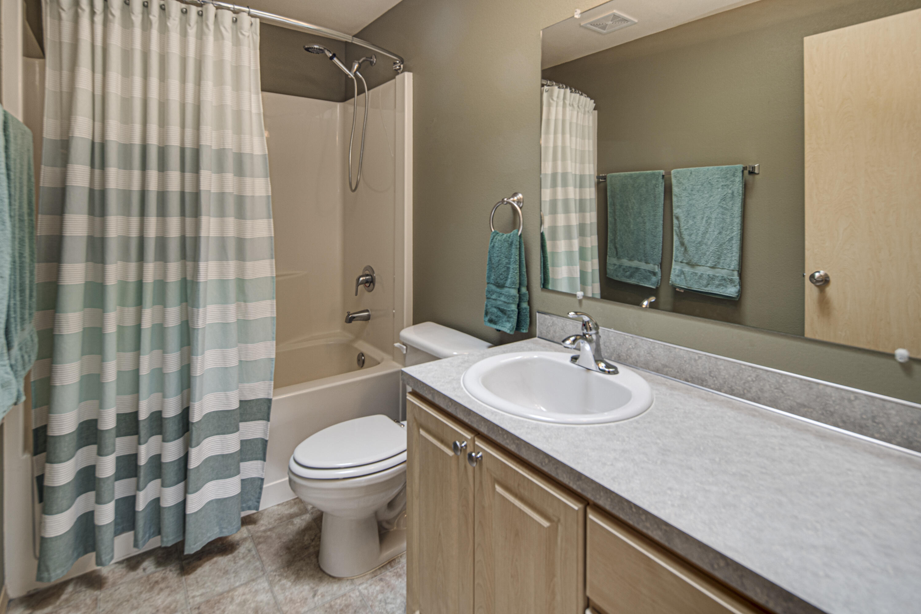 18902 Choctaw Road Bend, OR 97702 - Photo 25 of 38 Upstairs Bathroom