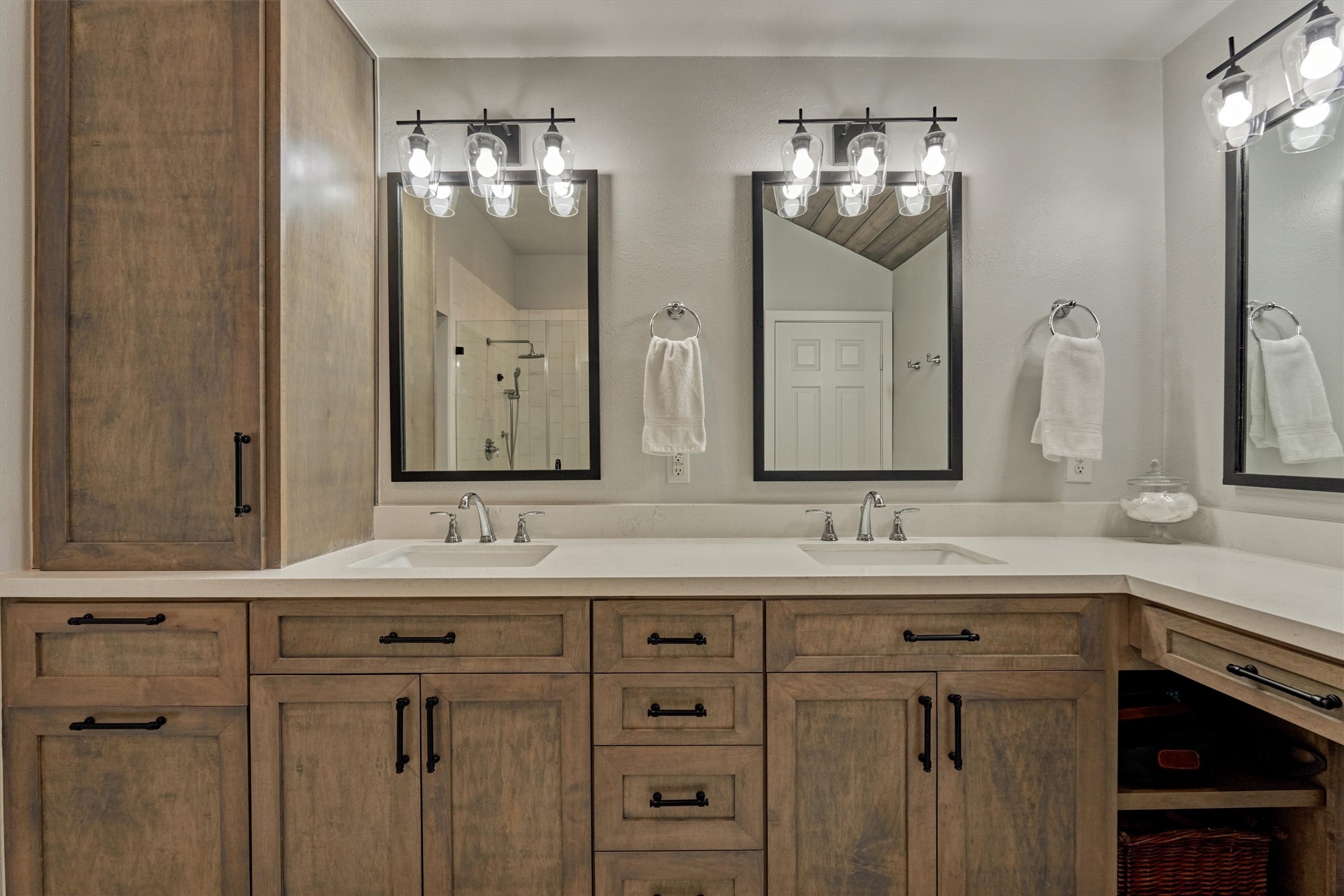 6515 Glenhill Drive Spring, TX 77389 - Photo 19 of 39 a bathroom with a double vanity sink and a mirror