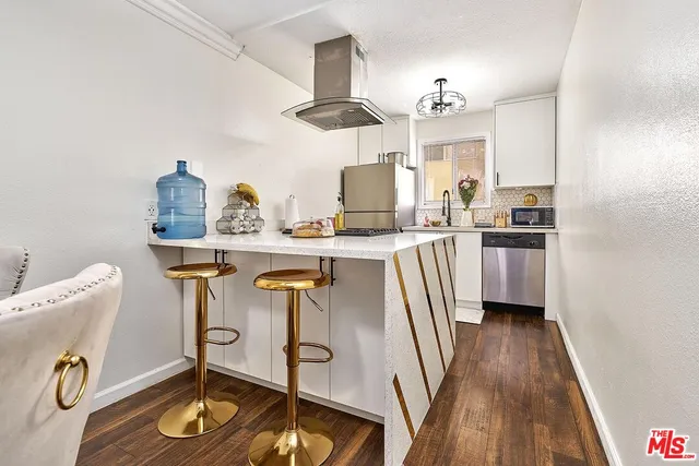 $415,000 | 7045 Woodley Avenue, Unit 110, Van Nuys, CA 91406