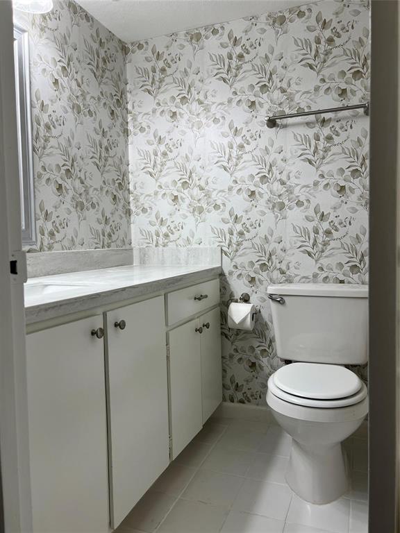 12830 Midway Road, Unit 1129 Dallas, TX 75244 - Photo 11 of 18 a bathroom with a toilet and a sink
