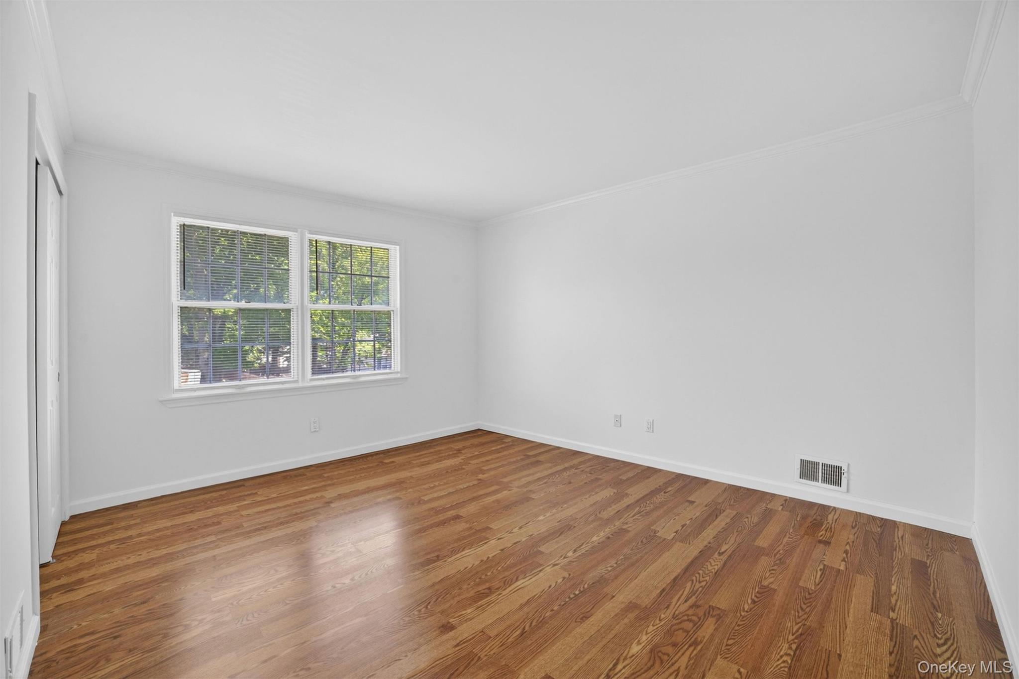 263 Croydon Road Yonkers, NY 10710 - Photo 21 of 43 an empty room with window