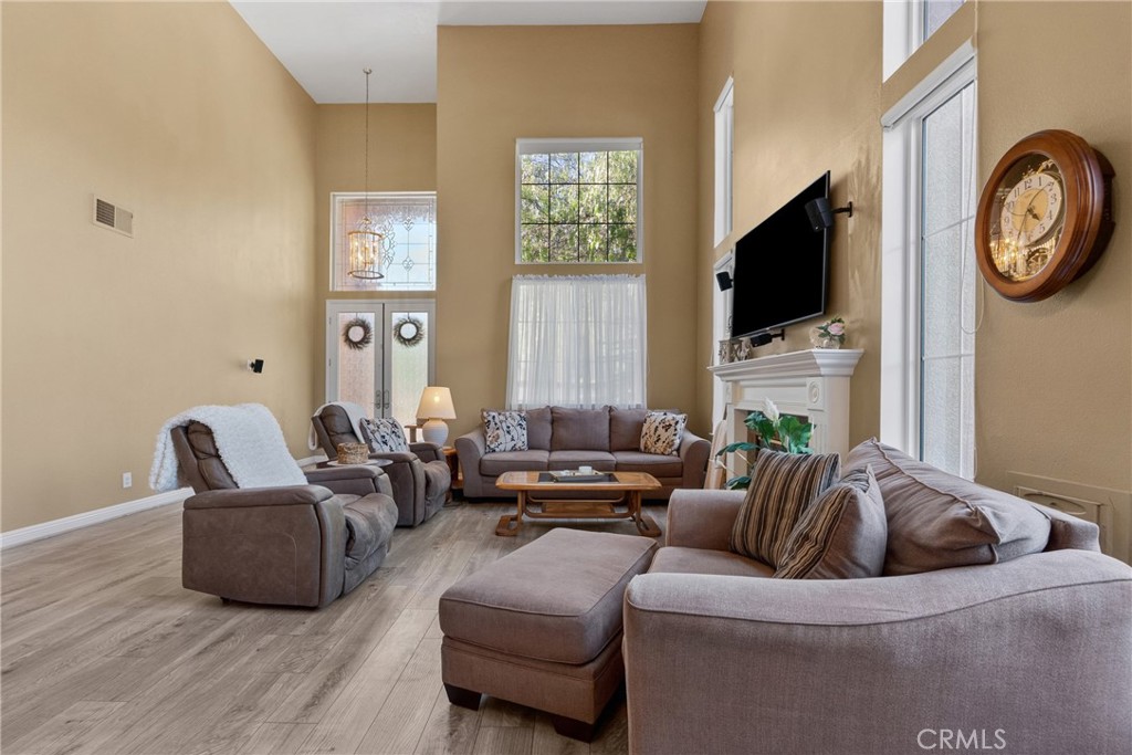 82 Springfield Mission Viejo, CA 92692 - Photo 11 of 68 Living Area