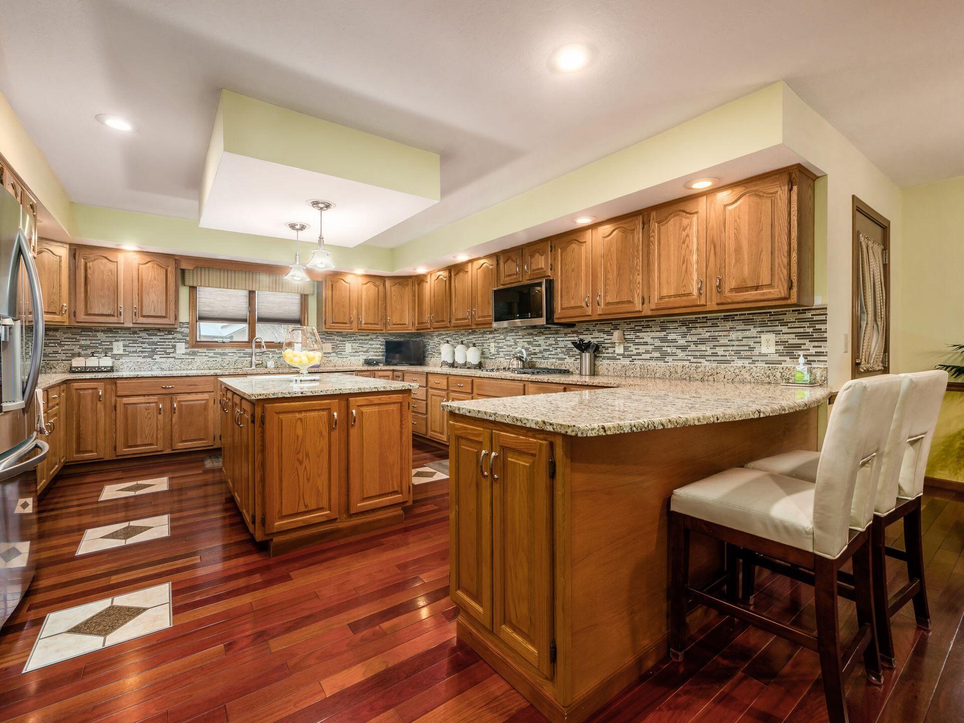 532 Old Farm Road Columbus, OH 43213 - Photo 24 of 75 Kitchen w/Breakfast Bar