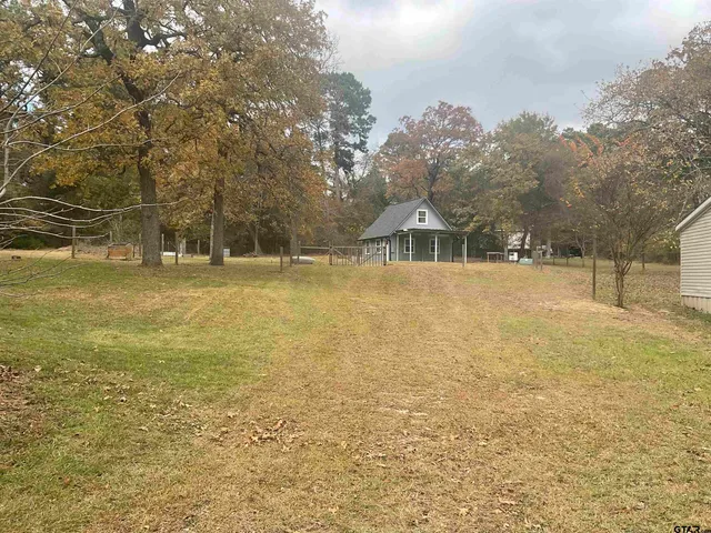 a view of yard with trees