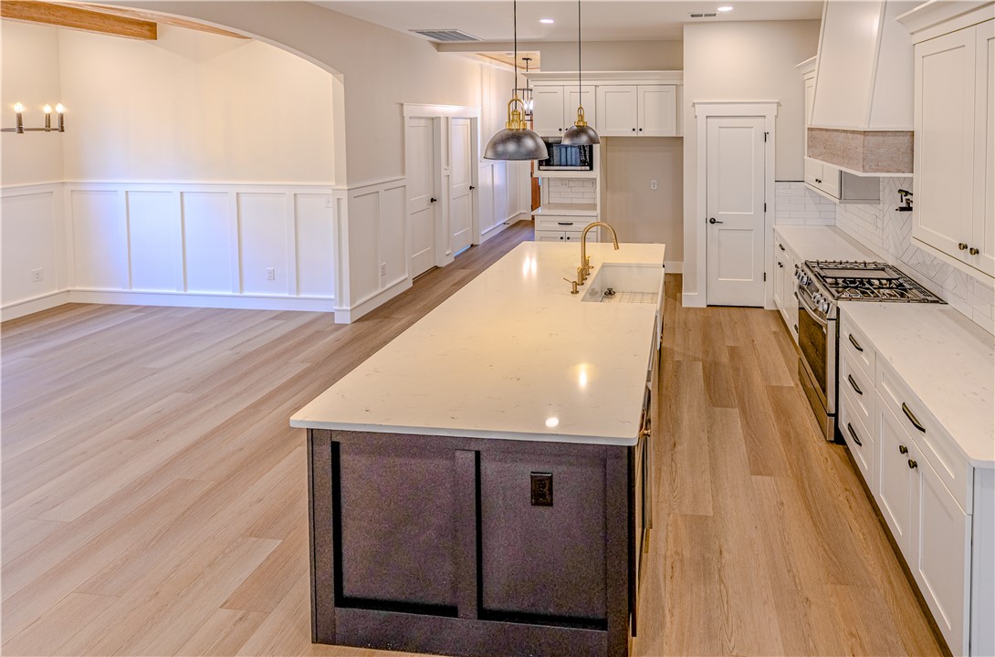 1409 Stonehurst Road Anderson, SC 29621 - Photo 6 of 36 This spacious kitchen offers a large island, perfect for entertaining, with seamless flow into the adjacent dining area.