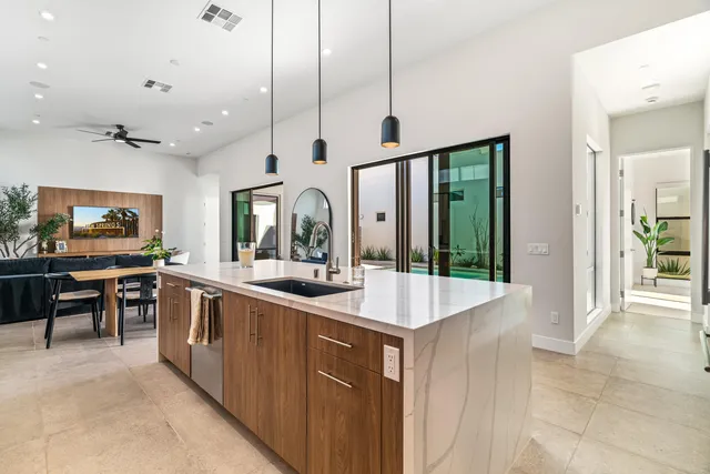 a large kitchen with kitchen island a large island in it