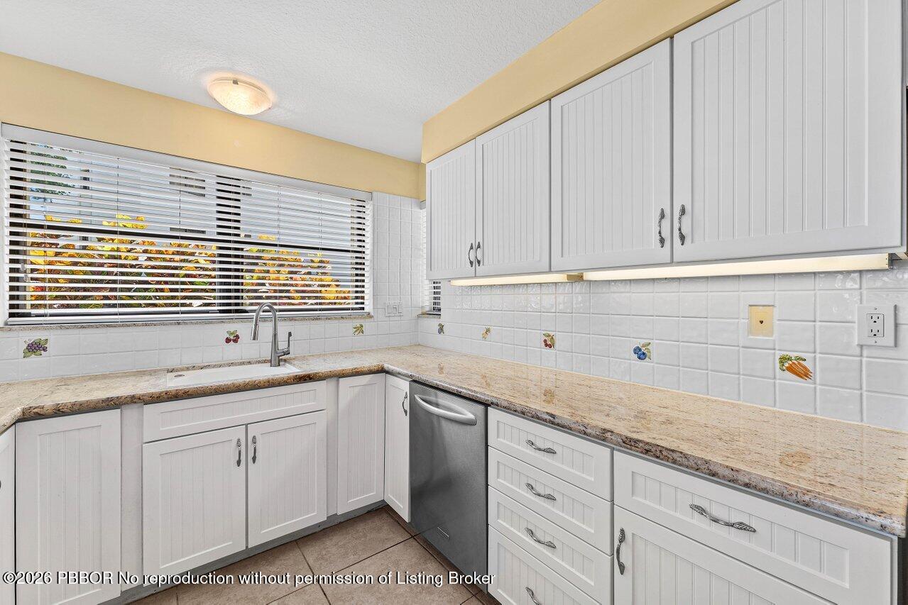 372 Golfview Road, Unit 101 North Palm Beach, FL 33408 - Photo 5 of 31 Kitchen