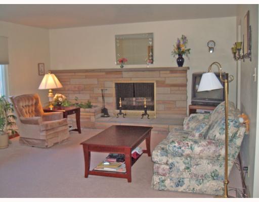 216 Goldsmith Road Pittsburgh, PA 15237 - Photo 4 of 9 Living Room.