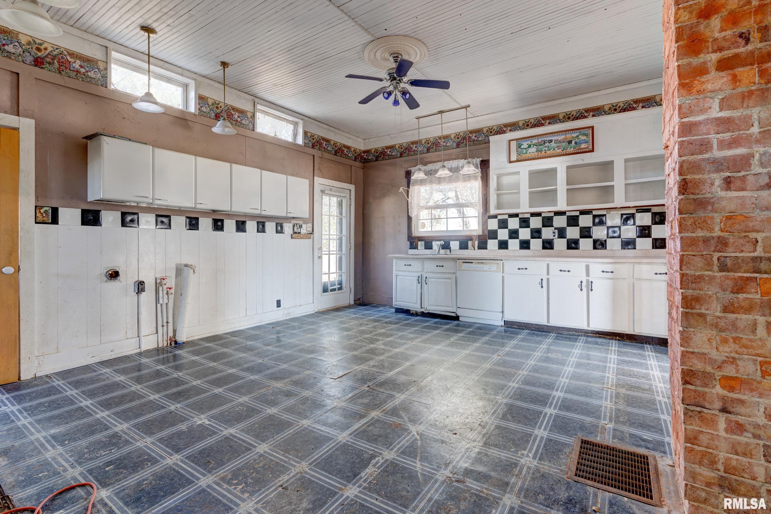 624 West Front Street Buffalo, IA 52728 - Photo 10 of 40