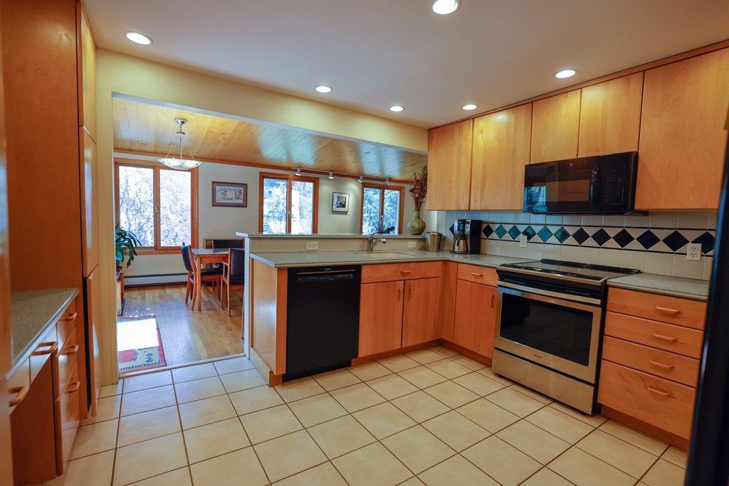 11 Amelia Road Needham, MA 02494 - Photo 10 of 32