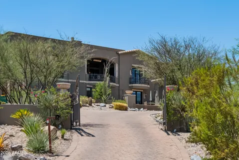 $4,400,000 | 5738 North 32nd Place, Paradise Valley, AZ 85253