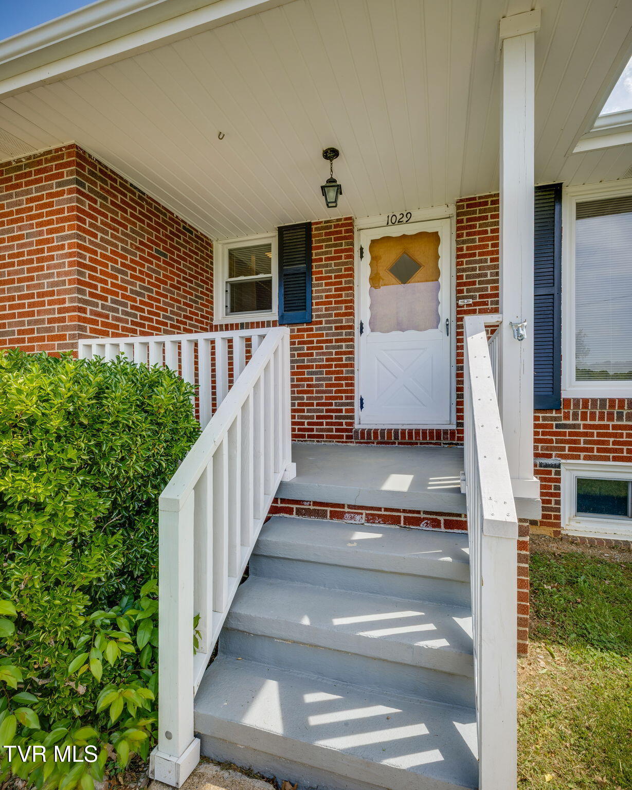 1029 Spring Valley Drive Kingsport, TN 37660 - Photo 4 of 34 004