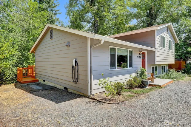 a view of a house with backyard and garden