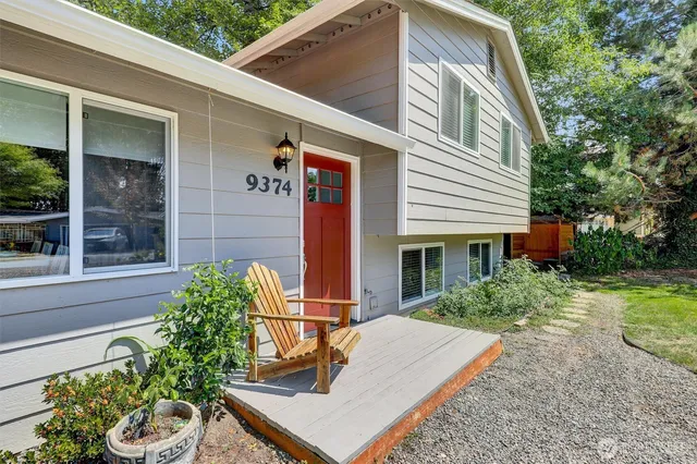 a view of a house with backyard and sitting area