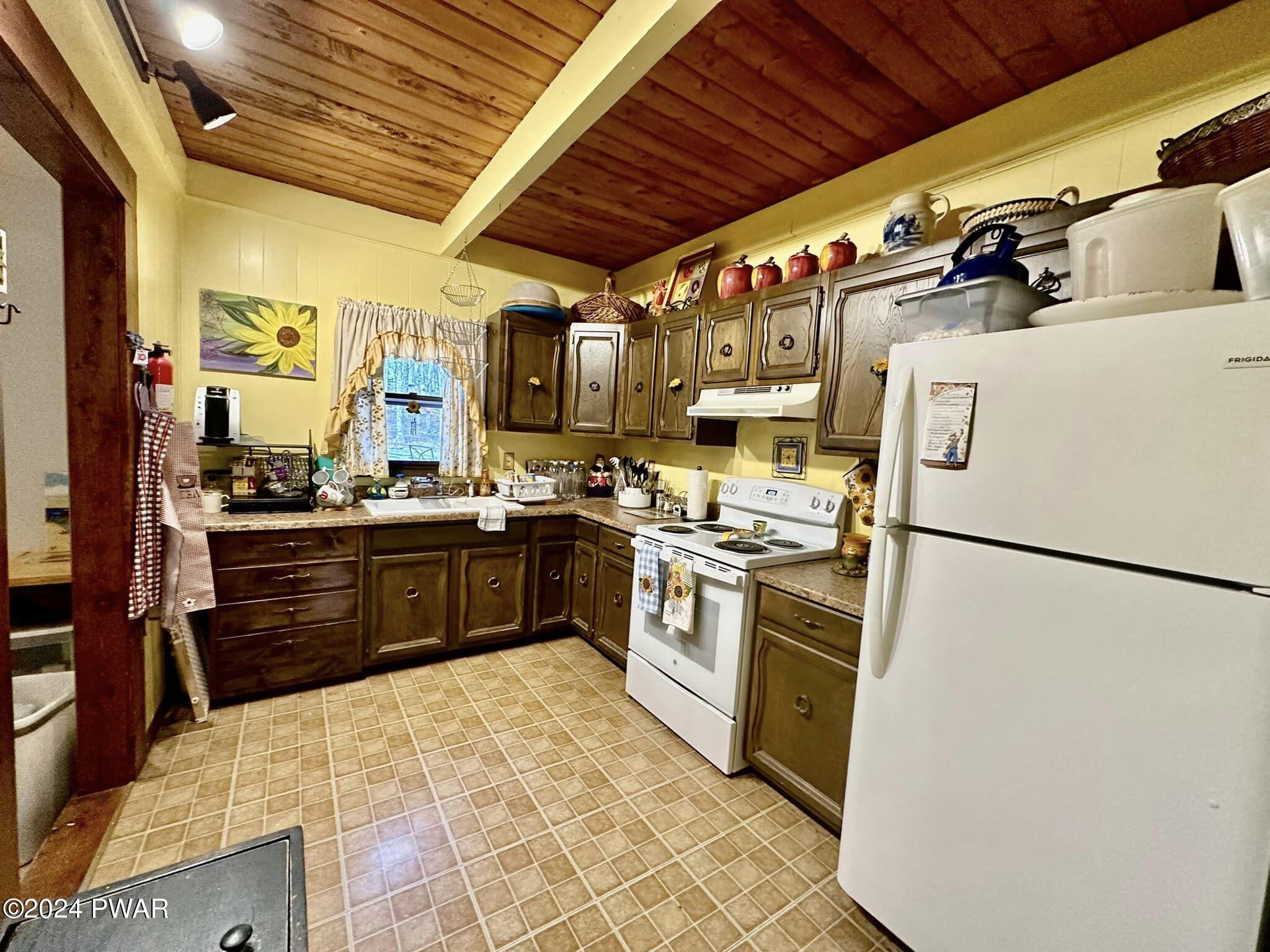 2391 Eagle Path Bushkill, PA 18324 - Photo 27 of 36 Poconokitchen