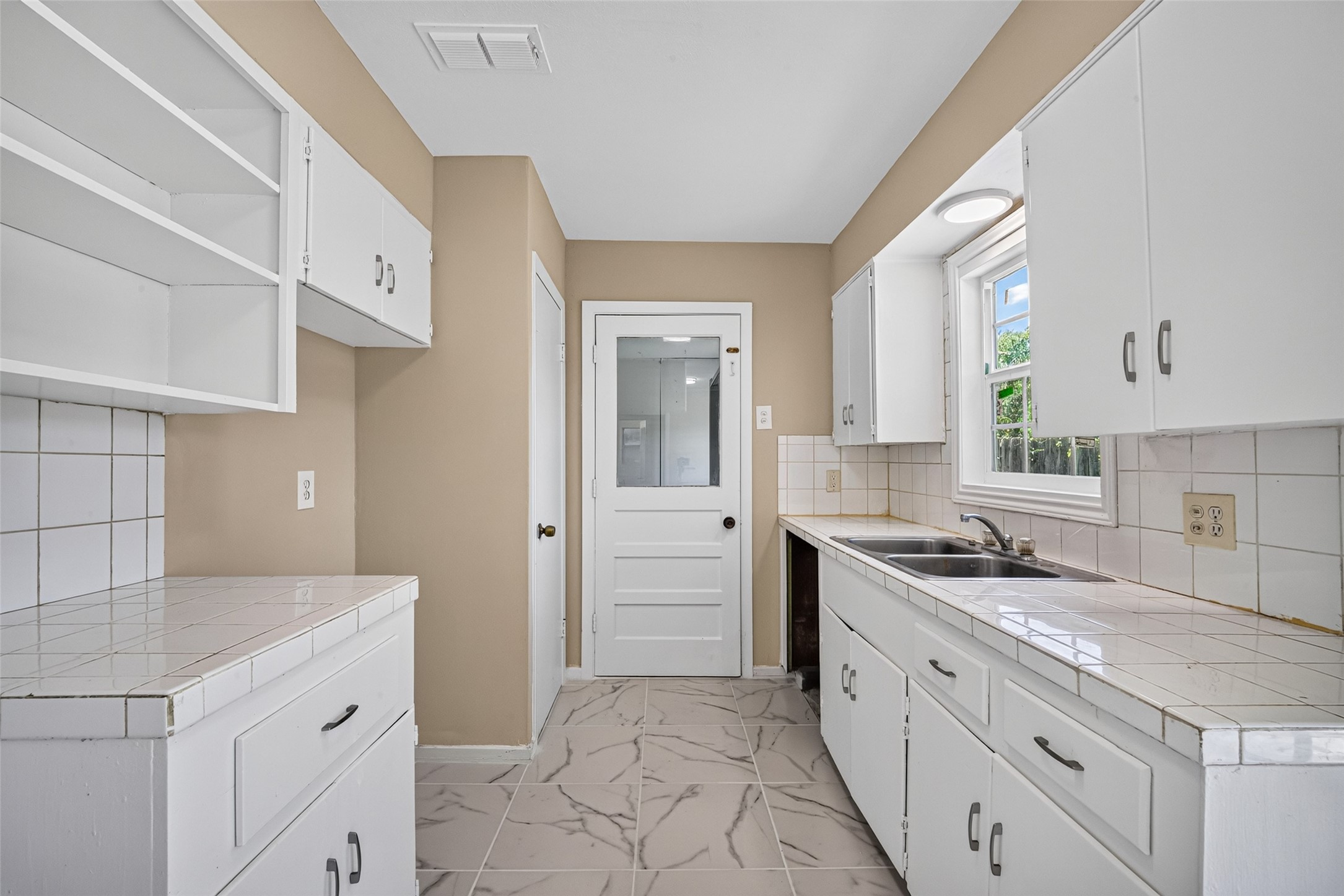 6610 Barney Road Houston, TX 77092 - Photo 16 of 28 Kitchen