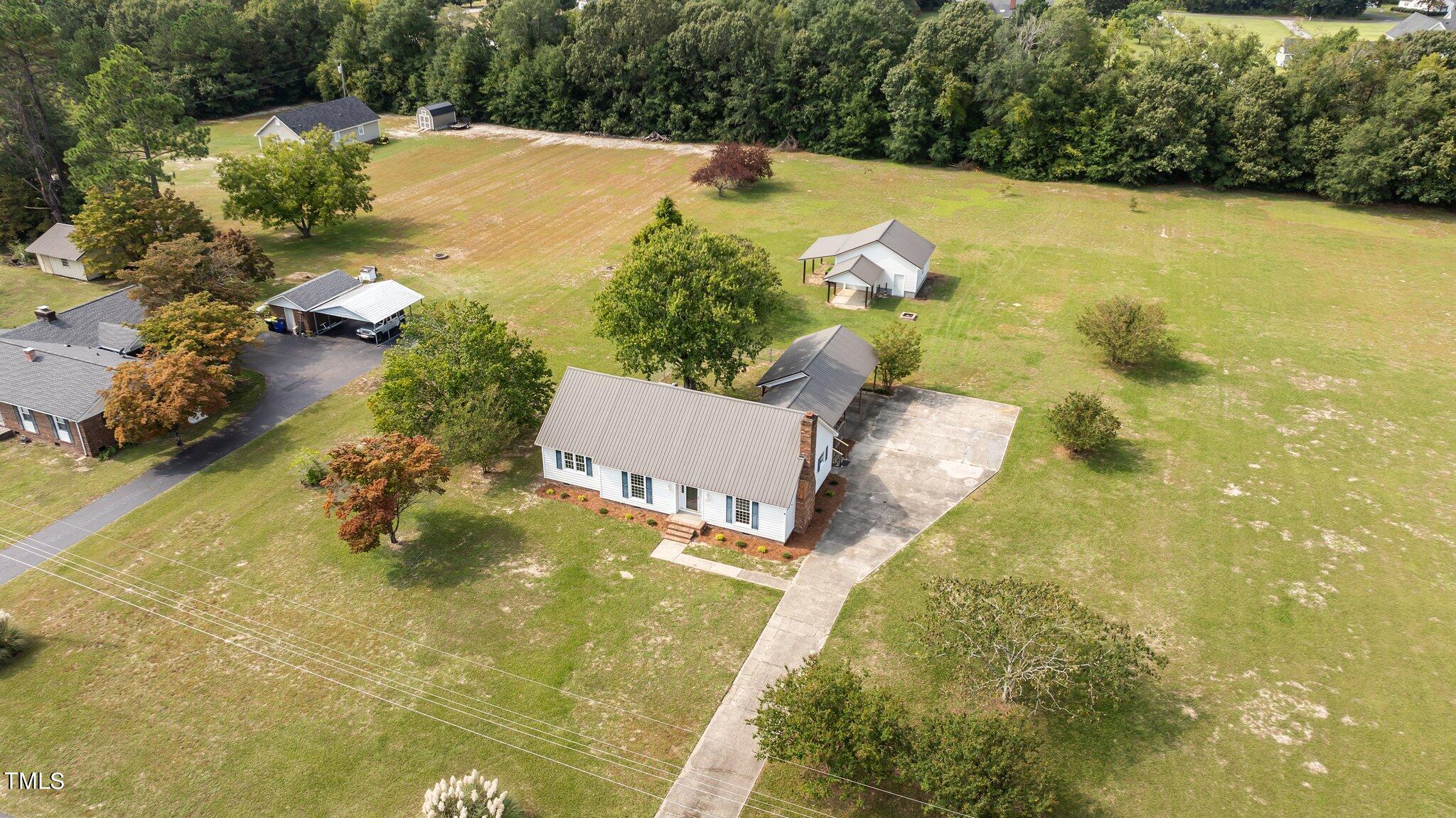 206 Cromartie Road Elizabethtown, NC 28337 - Photo 4 of 38 44-web-or-mls-DJI_0979