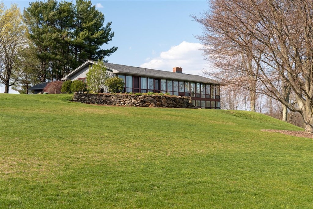 590 S Road Holden, MA 01520 - Photo 1 of 40 Gallery Image 1