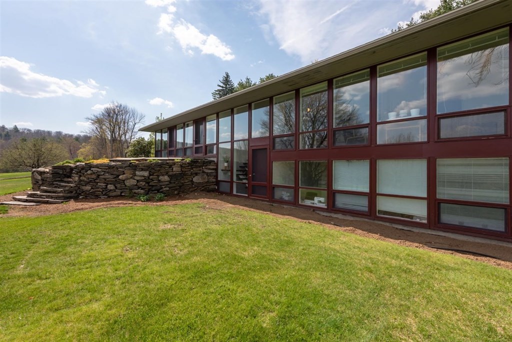 590 S Road Holden, MA 01520 - Photo 3 of 40 Gallery Image 3