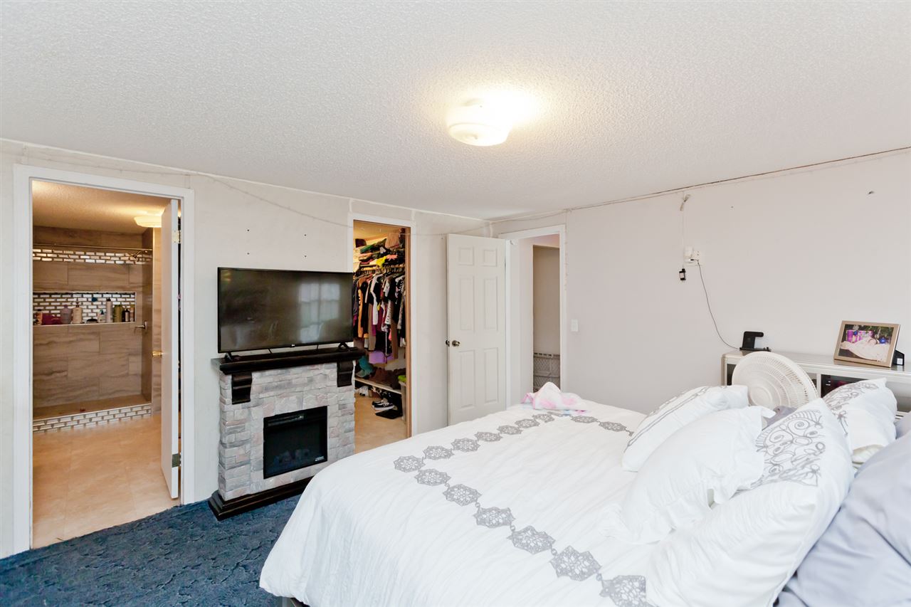 424 32 Road, Unit 292 Clifton, CO 81520 - Photo 16 of 35 a bedroom with a bed and a flat screen tv