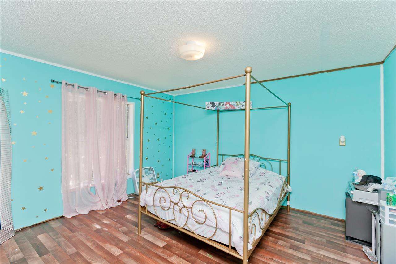 424 32 Road, Unit 292 Clifton, CO 81520 - Photo 21 of 35 a bed sitting in a bedroom next to a window