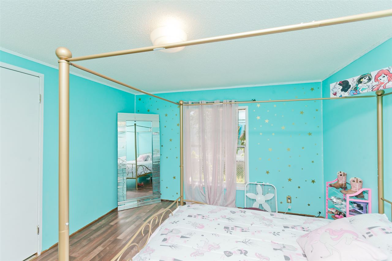 424 32 Road, Unit 292 Clifton, CO 81520 - Photo 22 of 35 a bedroom with a bed and a window