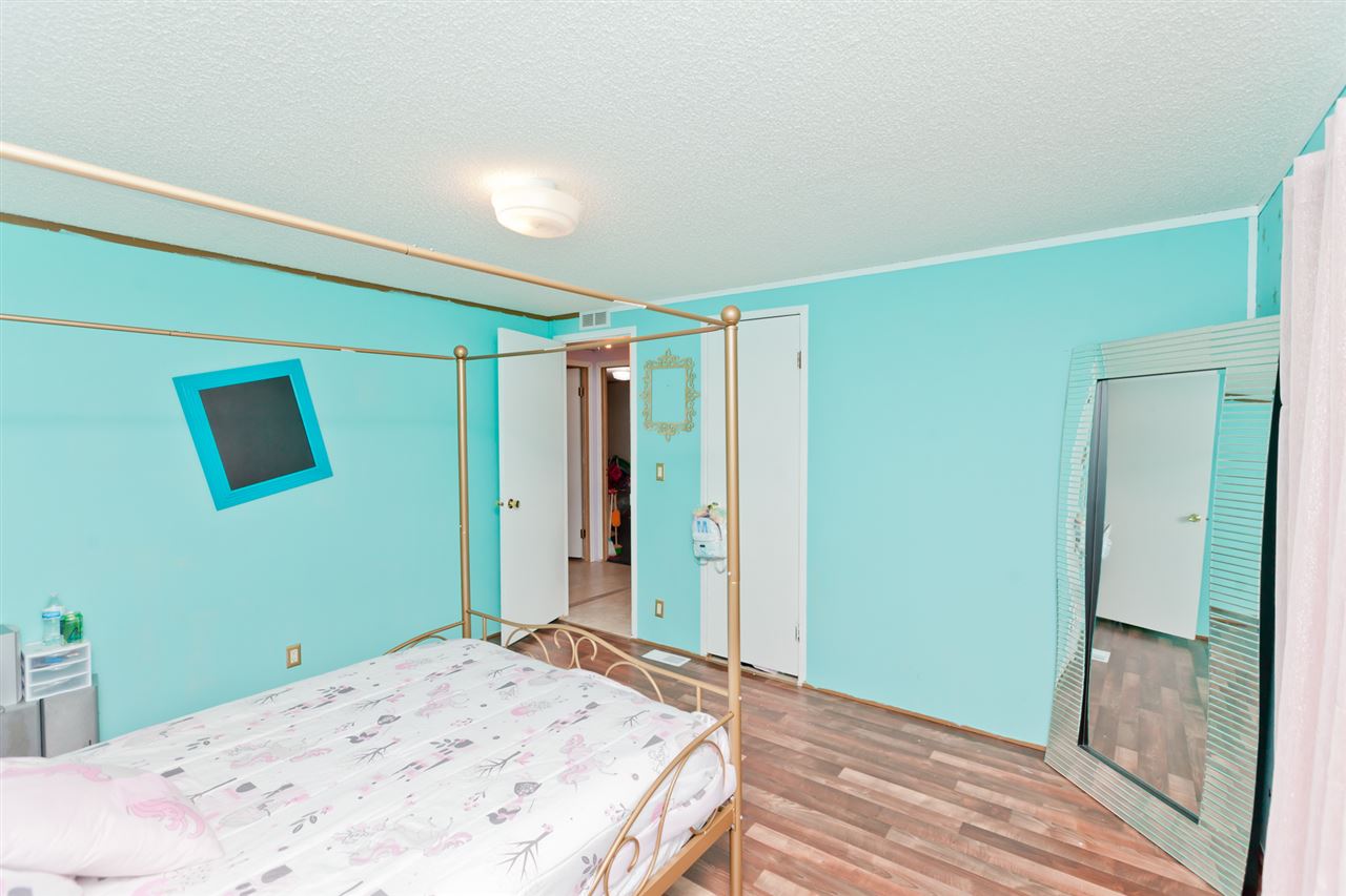 424 32 Road, Unit 292 Clifton, CO 81520 - Photo 23 of 35 a bedroom with a bed and a mirror