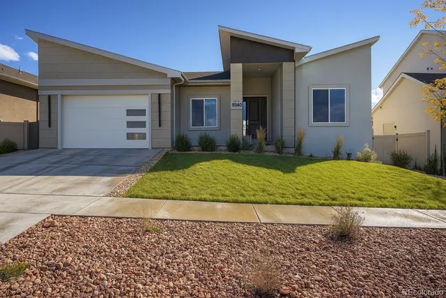 a view of backyard of the house