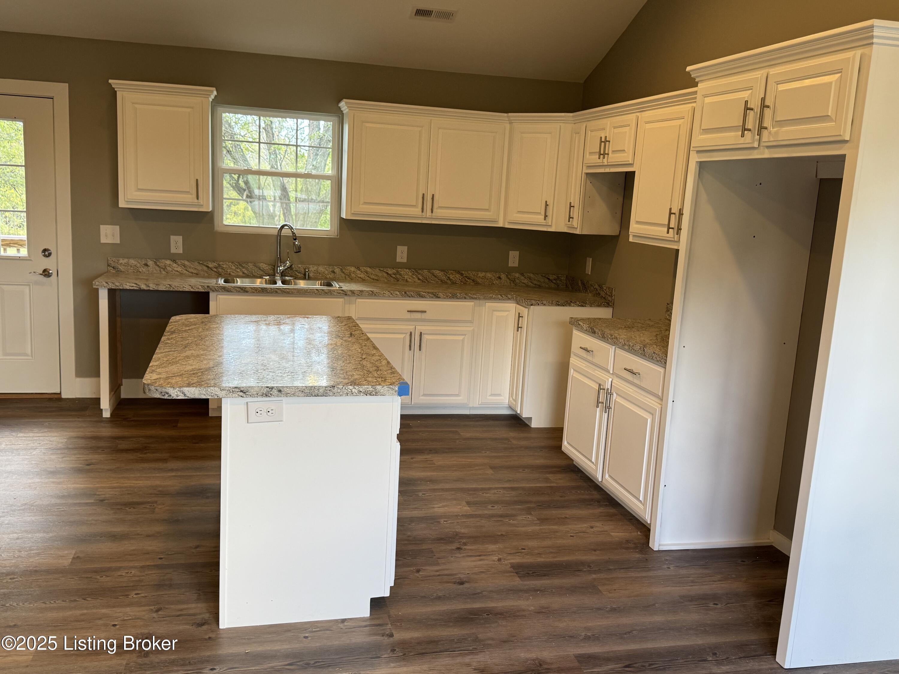 6480 Loretto Road Bardstown, KY 40004 - Photo 11 of 37 IMG_6882