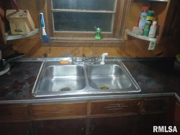 $50,000 | 958 Kinmundy Road, Louisville, IL 62858