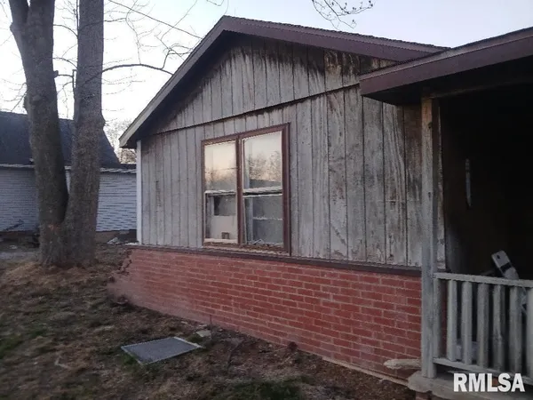 $50,000 | 958 Kinmundy Road, Louisville, IL 62858