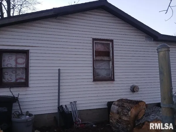 $50,000 | 958 Kinmundy Road, Louisville, IL 62858